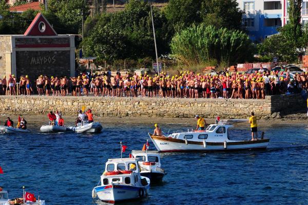 Büyük zaferin yıl dönümünde Çanakkale Boğazı'ını yüzerek geçtiler