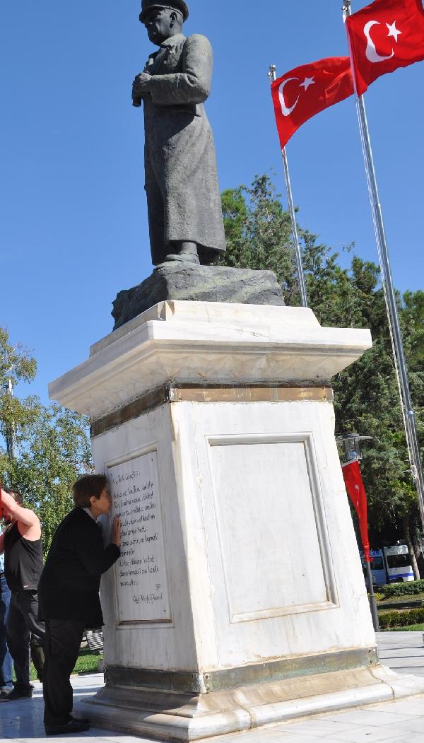 Atatürk Anıtı kaidesini öpüp dua etti