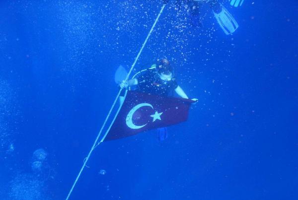 Zafer Bayramı'nı deniz altında bayrak açarak kutladılar