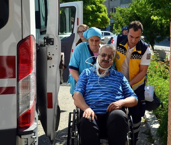 Kula'da otomobil tarlaya uçtu: 1 ölü, 3 yaralı