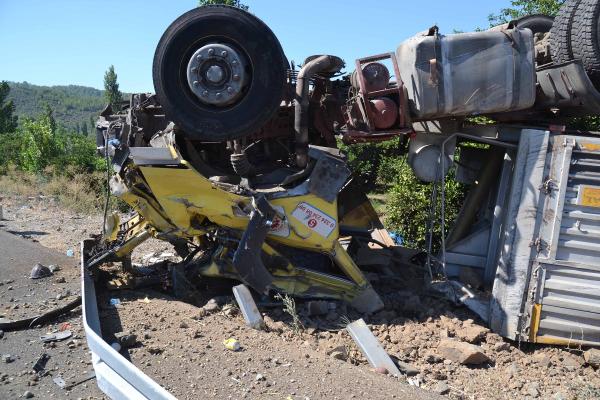 Şarampole devrilen TIR'ın şoförünün kopan kulağı dikildi