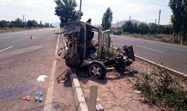Hurdaya dönen otomobilde aynı aileden 4 kişi yaralandı