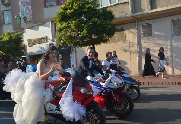 Motosikletli düğün konvoyu