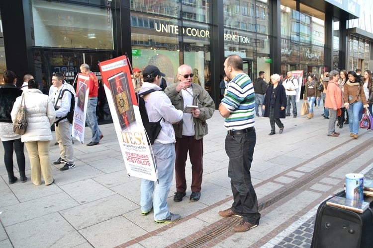 Zeil'da Kuran dağıttılar
