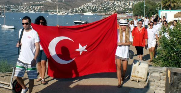 30 Ağustos'u yürüyüş ve yüzme etkinliği ile kutladılar
