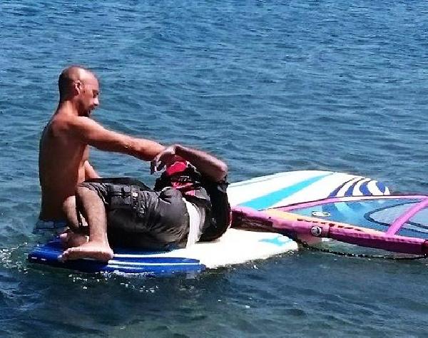 Sörf yapan Yunanlı, Suriyeli mülteciyi kurtardı