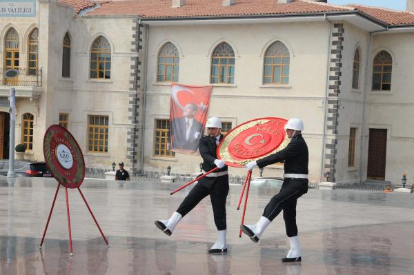 Polise çelenk koymada geç selama, 40 dakika tekrar cezası