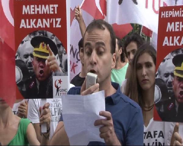 Yarbay Alkan'a destek için yürüdüler...