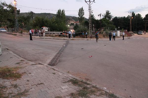 Otomobil, otobüs durağında iki kız kardeşe çarptı