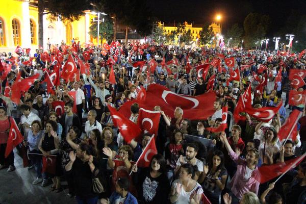 CHP ve ADD'nin fener alaylı bayram kutlamasında ses sistemi gerginliği