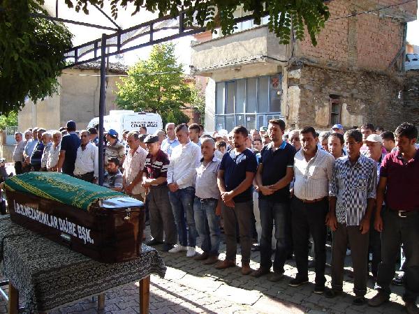 Kendini ağaca asarak intihar etti