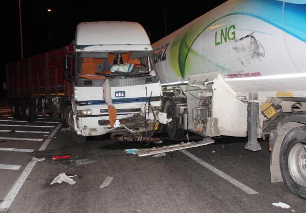 LNG tankeriyle çarpışan TIR'ın sürücüsü, kendi aracının altında öldü