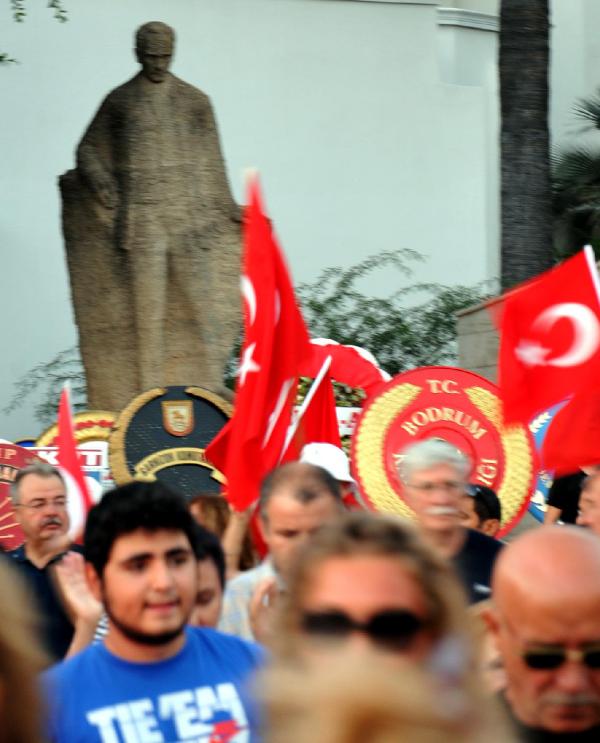 Bodrum'da şehitlere saygı ve zafer yürüyüşü