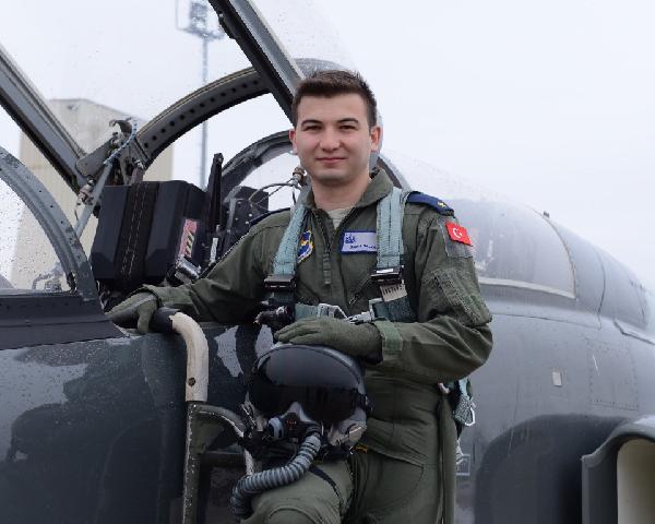 Türk savaş pilotu Buğra Baldan'ın büyük başırısı