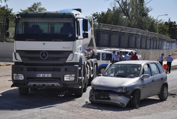 Beton mikseri ile otomobil çarpıştı: 3 yaralı