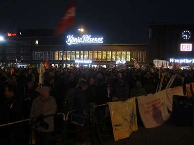 Pegida, Duisburg'da haç ve papaz eşliğinde yürüdü