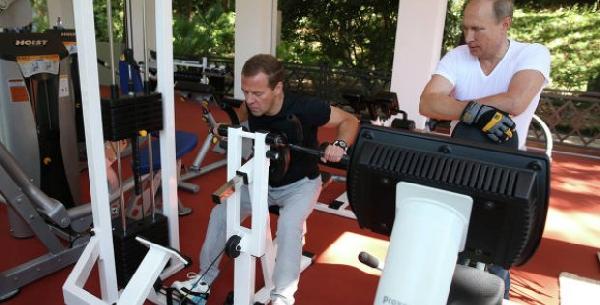 Putin ve Medvedev ter attı