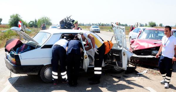 Otomobiller kafa kafaya çarpıştı: 1 ölü, 7 yaralı