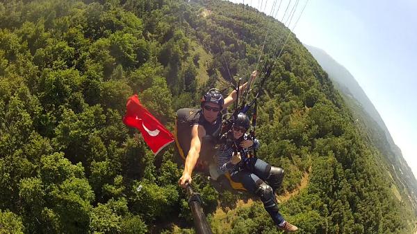 Zaferi gökyüzünde bayrak açarak kutladılar
