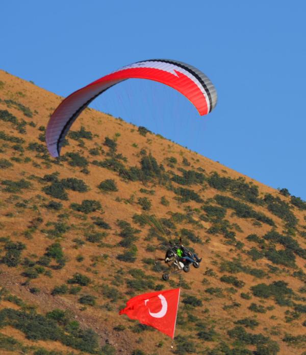 Şehitler için paramotorda bayraklı uçuş