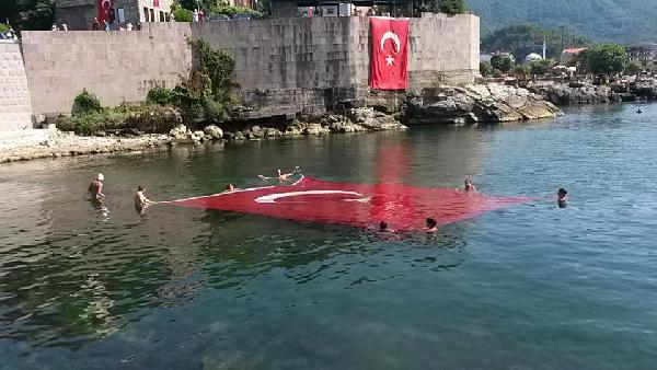 Amasra'da Zafer Bayramı'nı  bayrağı denize sererek kutladılar
