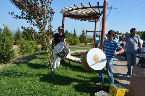 Üniversiteye inen domuzları davul çalıp kovaladılar