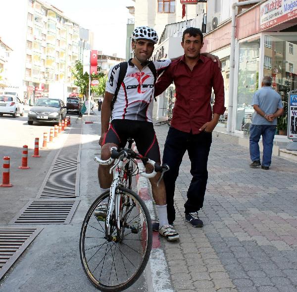 Asker arkadaşını görmek için 600 kilometre yolu bisikletiyle geldi