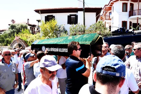 Oktay Akbal, çiçeklerle uğurlandı