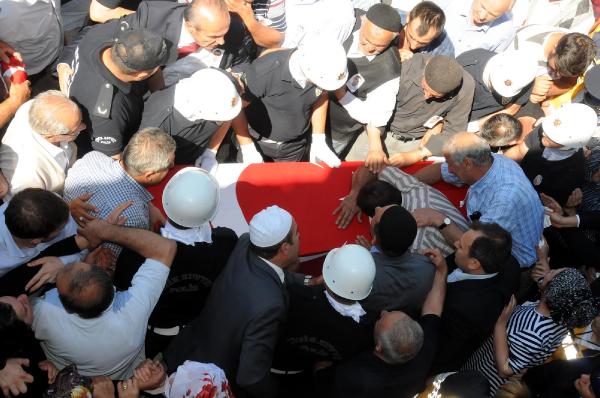 Şehit polis İlker Narin'i, Kastamonu'da 5 bin kişi son yolculuğuna uğurladı