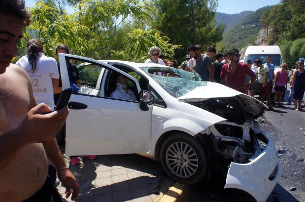 Ehliyetsiz sürücü karşı şeride geçti: 3 yaralı