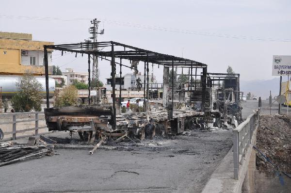 PKK, Silopi'de 5 TIR'ı yaktı