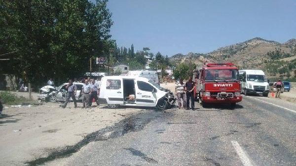 Hafif ticari araç ile otomobil çarpıştı: 1 ölü, 3 yaralı