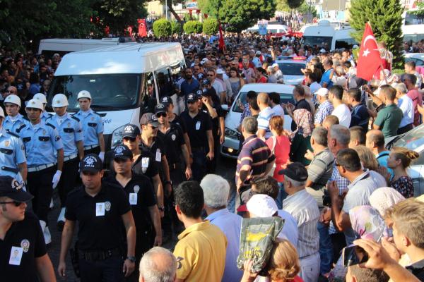 Şehit polis babasının tabutuna kapanan Ece; 'Baba ne olur yanıma gel'