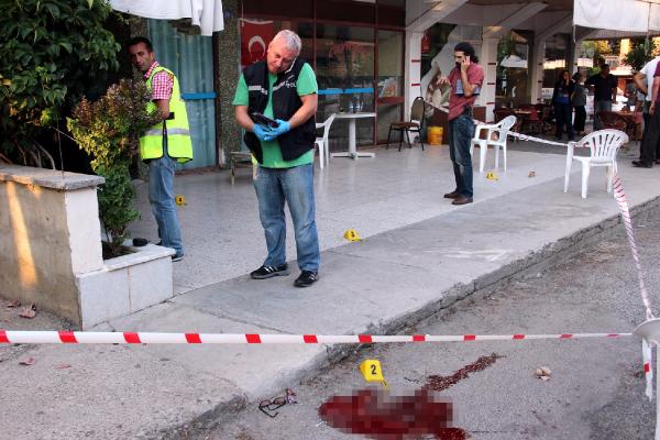 Kahvehanede otururken cinnet getirdi, 2 kişiyi öldürdü
