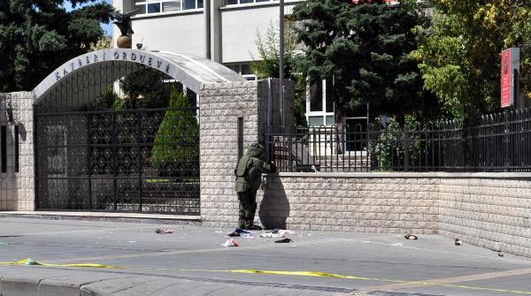 Orduevi önündeki şüpheli poşetler fünye ile patlatıldı