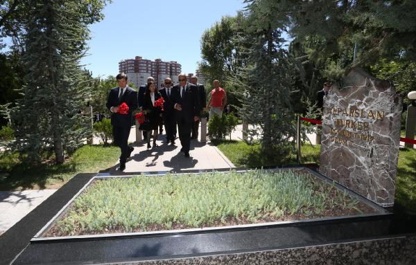 Davutoğlu ve Tuğrul Türkeş Alparslan Türkeş'in mezarını ziyaret etti
