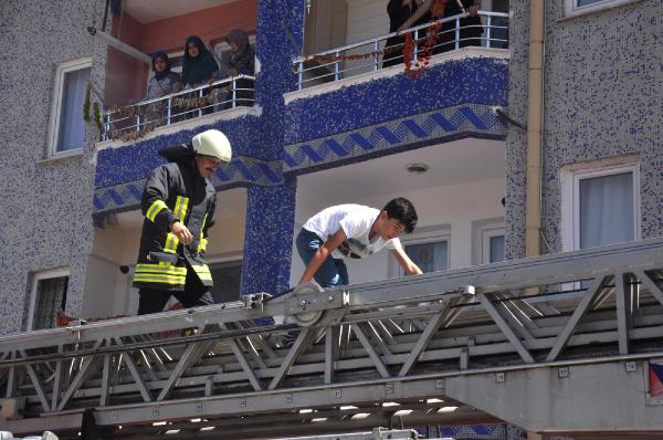4 katlı apartmanda korkutan yangın