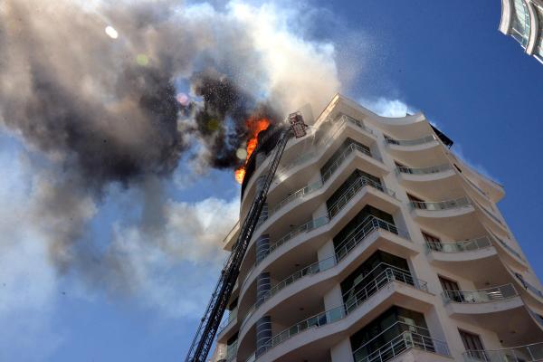 Konya’da 8 katlı apartmanda yangın paniği