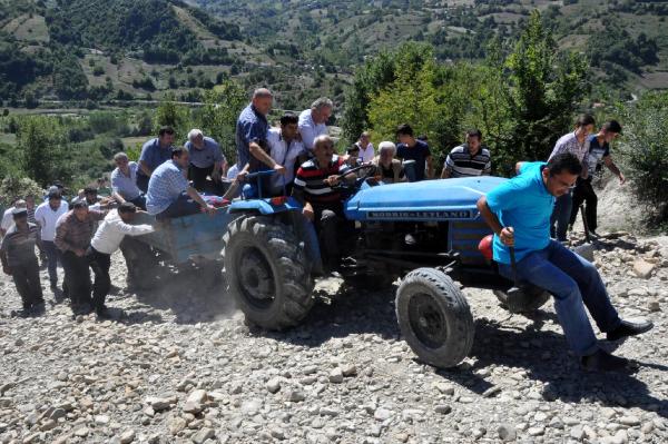 Kazada ölen liselinin cenazesi traktör römorkunda taşındı