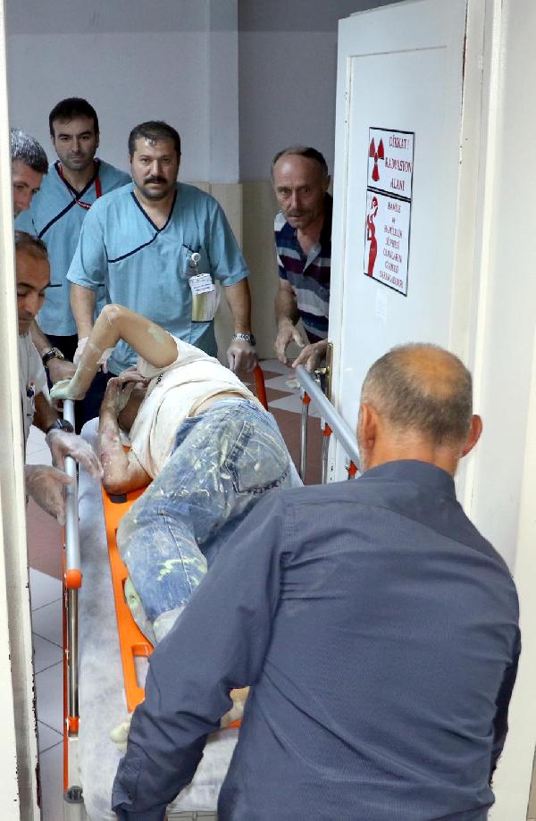 İnşaatta iskeleden düşen iki işçi yaralandı