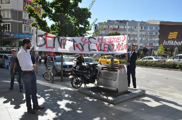 Cadde ortasında sürpriz evlilik teklifi
