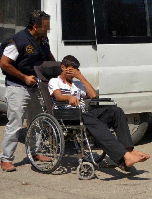 Arkadaşının polise attığı bombanın patlamasıyla yaralanan gösterici tekerlekli sandalyeyle adliyeye sevk edildi