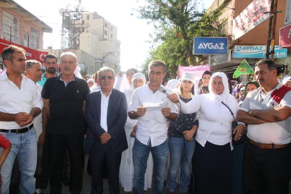 İdil'de kadınlardan düdüklü, beyaz tülbentli barış yürüyüşü
