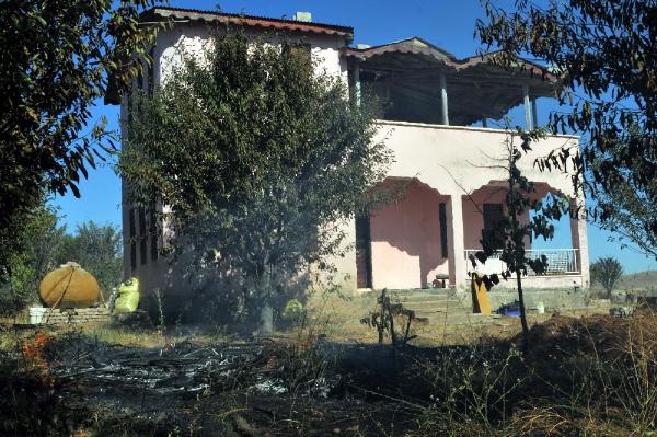 İtfaiye aracı hararet yapınca ekipler yangını kürekle söndürdü