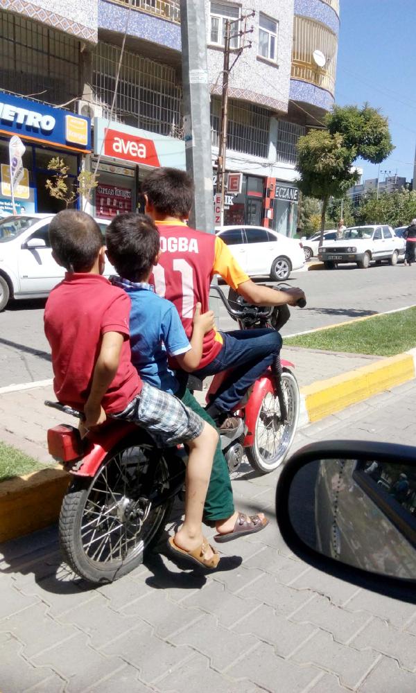 Siverek'te çocukların motosikletle tehlikeli yolculuğu