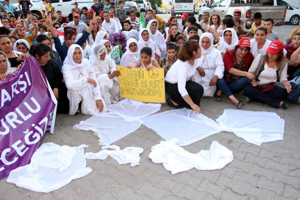 Şırnak'ta kadınlar 'barış' için beyaz tülbentlerini yere attı