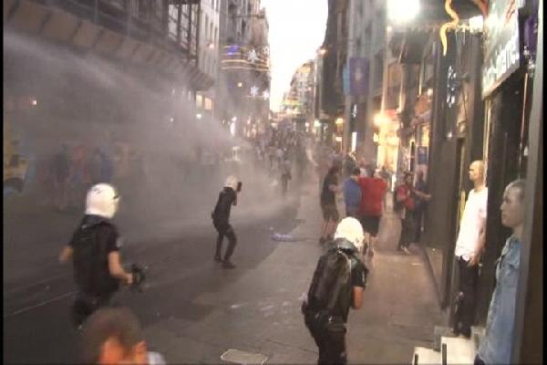 Taksim'de göstericilere müdahale... (1)