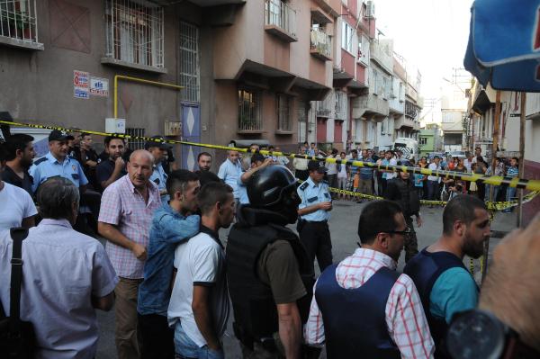 Aranan şüpheli, saklandığı evde polise silah çekti