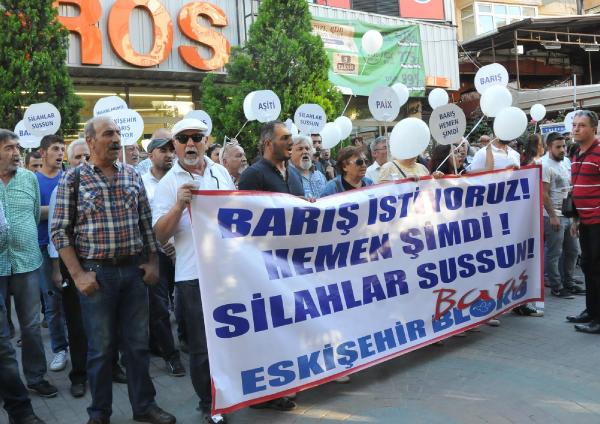 Eskişehir'de 200 kişi barış için yürüdü