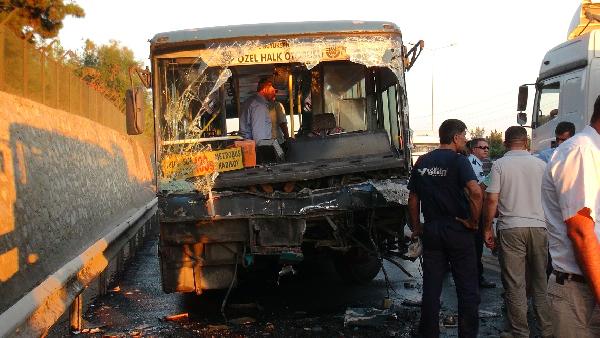 Özel Halk Otobüsü ile servis minibüsü çarpıştı: 1 ölü
